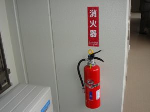 壁に掛けられた消火器