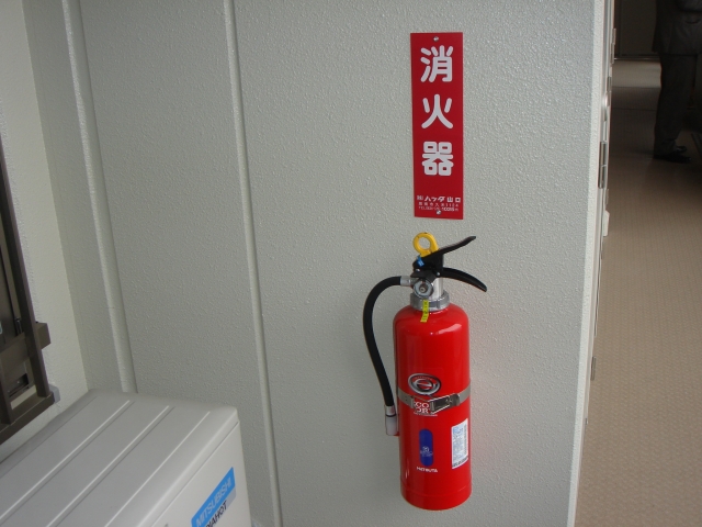 壁に掛けられた消火器
