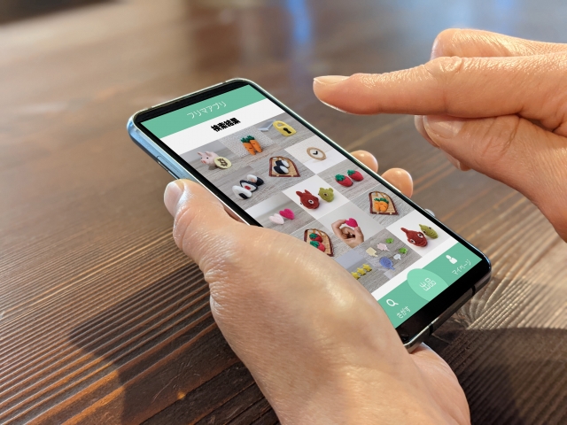 スマートフォンのフリマアプリをタッチ操作する瞬間