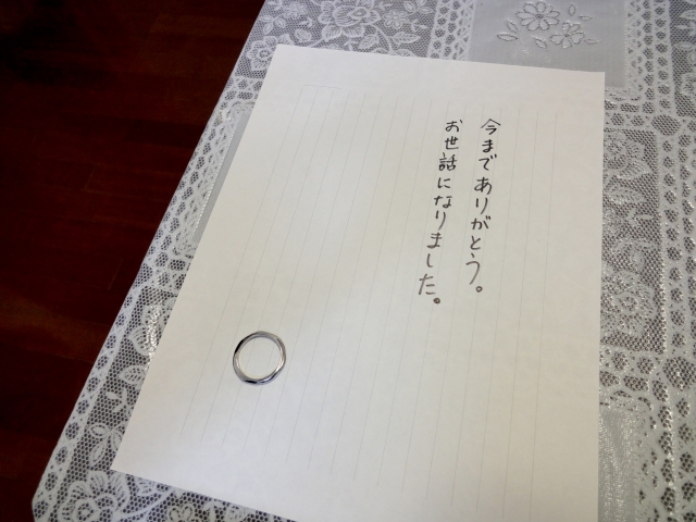 テーブルに置かれた置き手紙と指輪
