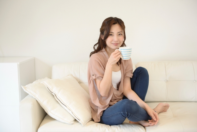 コーヒーを飲む女性